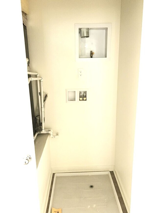 Building Photo - Beautiful 2 Bedroom, 2.5 Baths Townhome in...