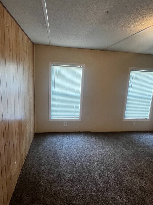 Building Photo - 1027 Aaron Ln
