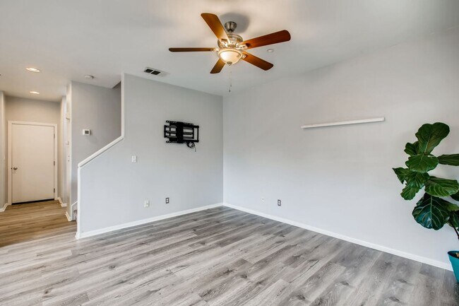Building Photo - Fantastic 4 Bedroom House in Central San Diego Available in August!!