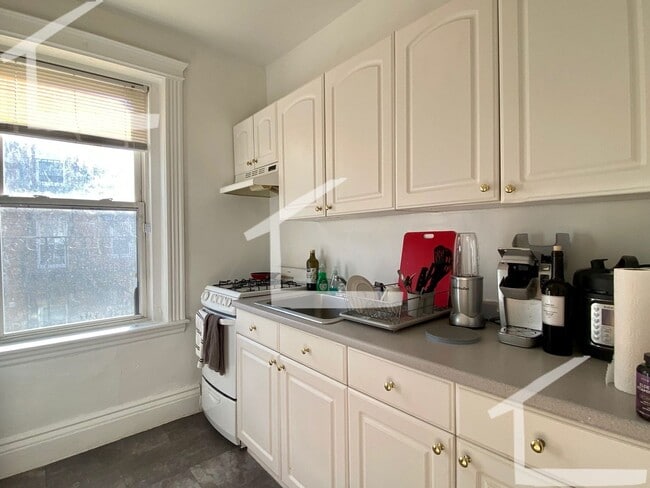 Building Photo - 6/1 Sunny charming Studio apartment just 1...