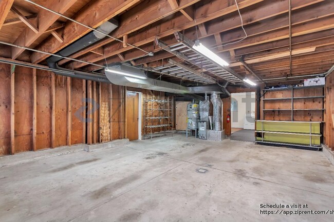 Building Photo - 280 Prague St