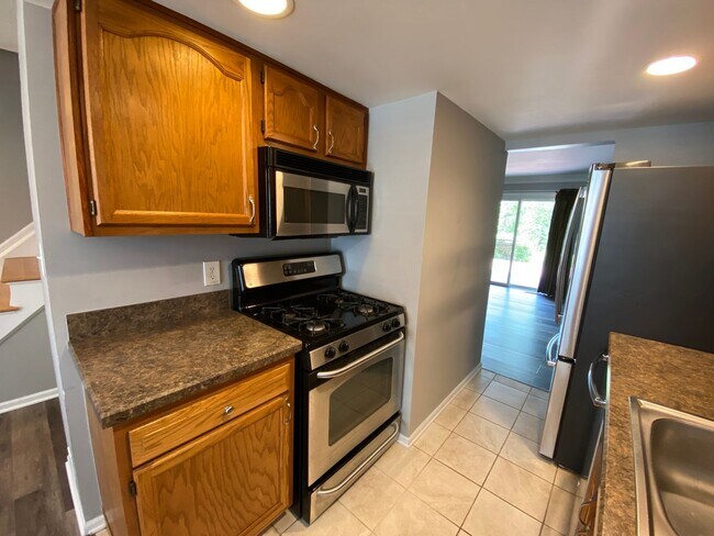Building Photo - River-front condo, UA schools, 2 BR/1.5 BA