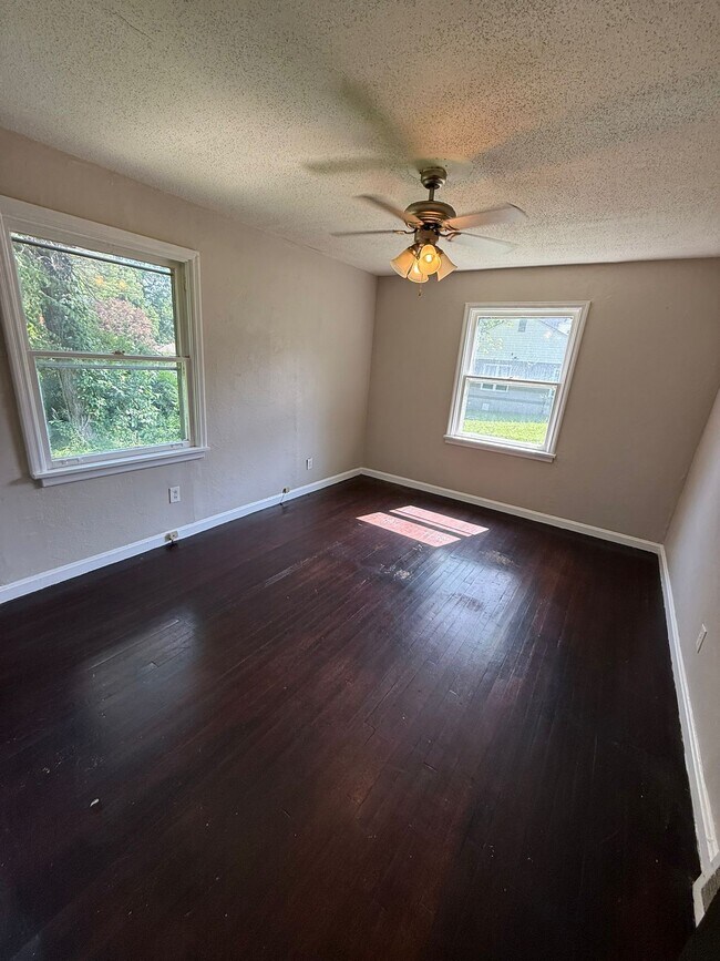 Building Photo - 837 Walters Dr