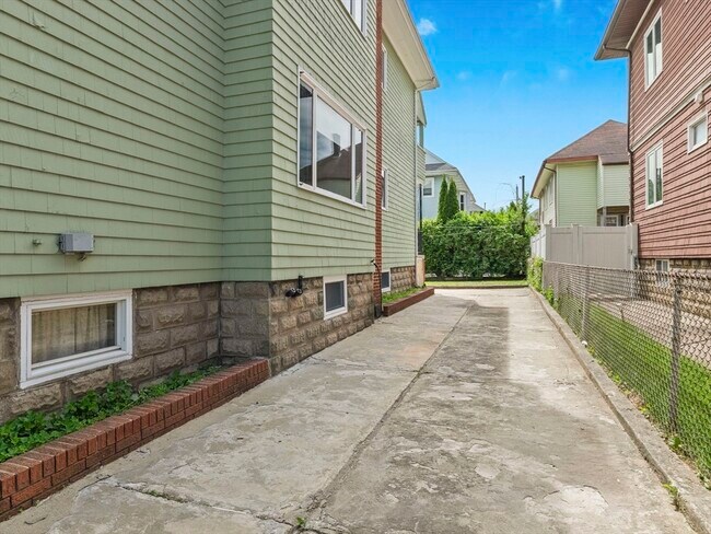 Building Photo - 37 Wright Ave