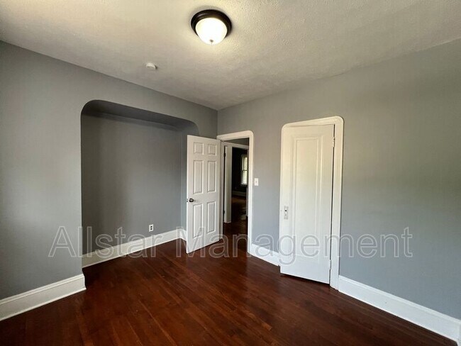 Building Photo - 3255 E 139th St