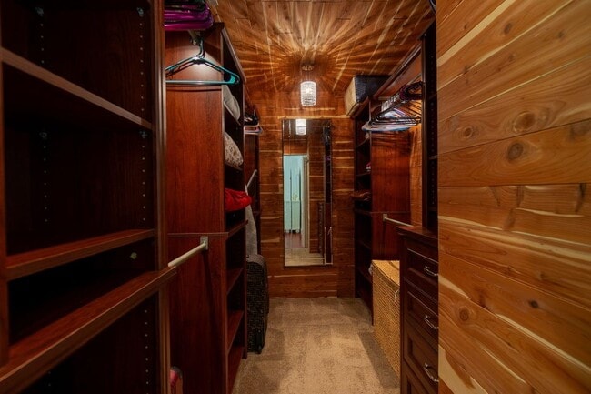 Building Photo - 213 River Bluff Ln