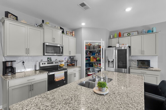 Building Photo - 402 Isabelle St