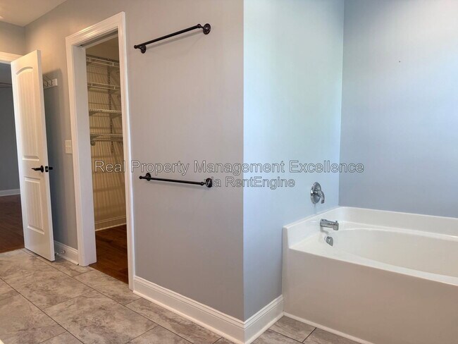 Building Photo - 305 Holly Thorn Trace