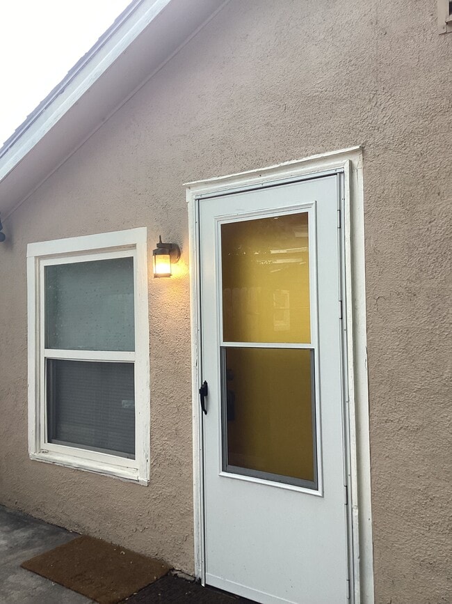 Building Photo - 2-1512 E Routt Ave