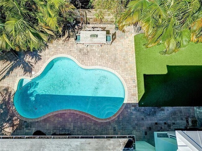 Building Photo - 801 NE 17th St