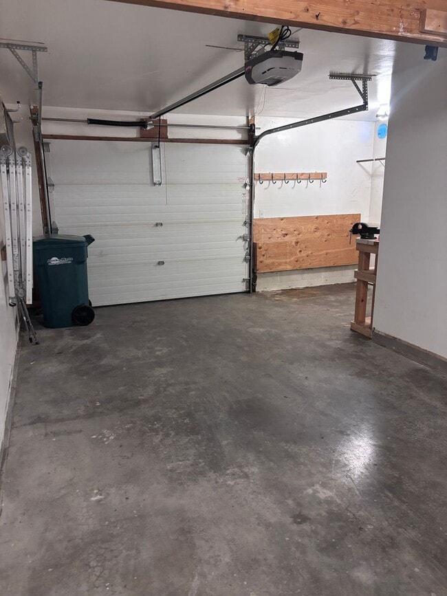 Building Photo - Beautiful 3 Bed/2 Bath Townhome in South Anchorage!