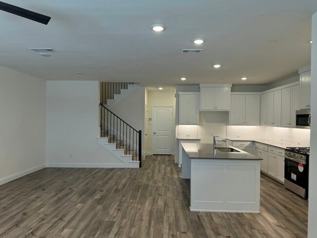 Building Photo - 2821 Jacaranda Dr