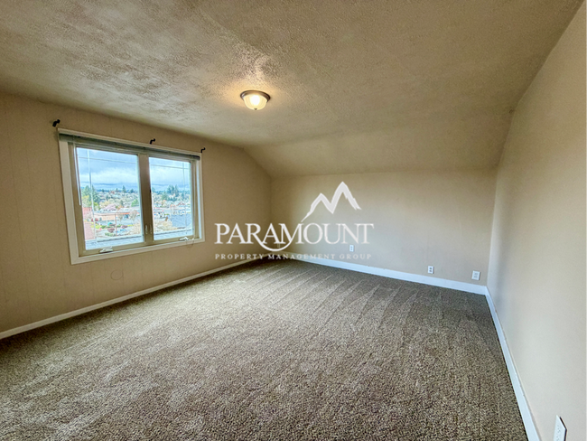 Building Photo - 3 Bedroom with Detached Garage and Office!