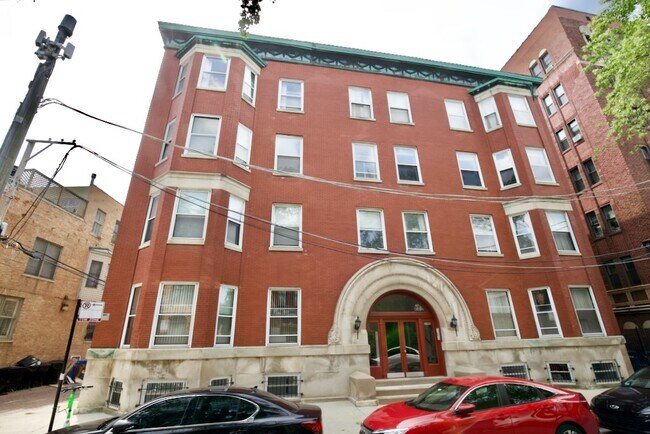 Primary Photo - 2464 N Geneva Terrace