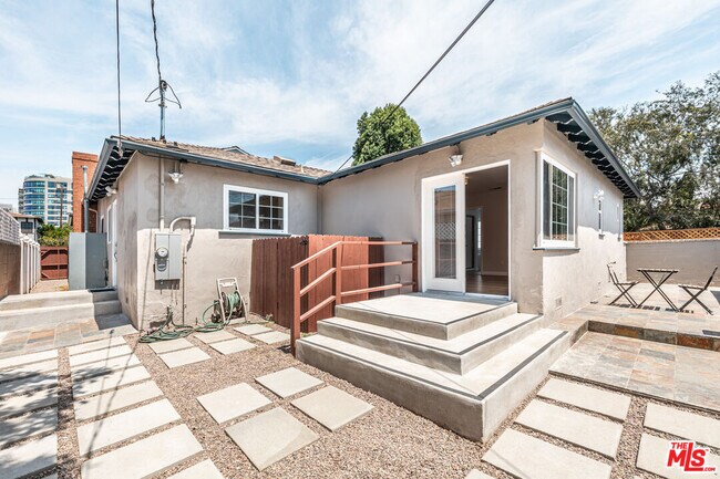 Building Photo - 2537 Cotner Ave