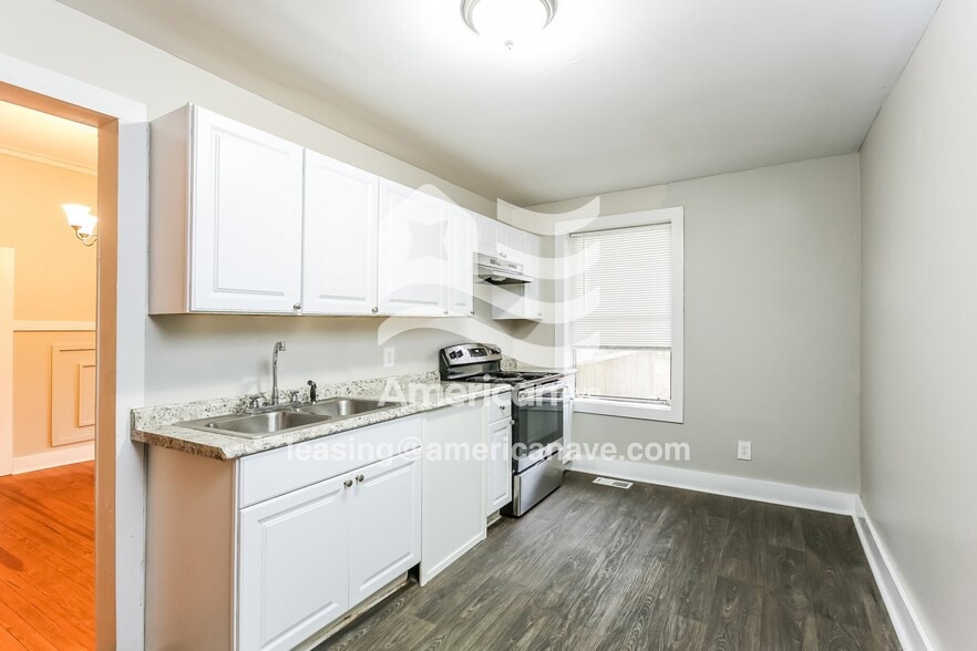 Building Photo - 605 W 7th Ave