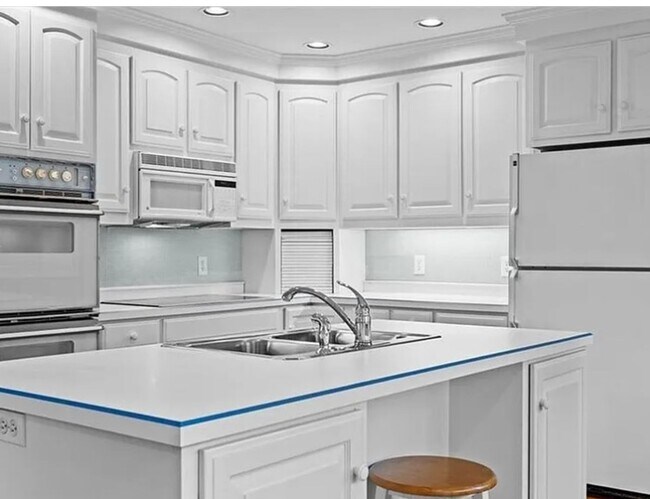 Building Photo - 4 bedroom in Old  Irving Park!!