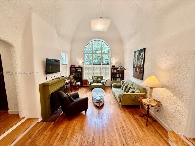 Building Photo - 544 San Lorenzo Ave