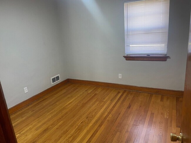 Building Photo - 4 Bedroom House