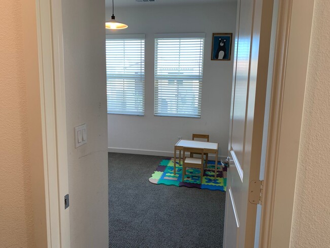 Building Photo - Beautiful Home 4bed/3 bath