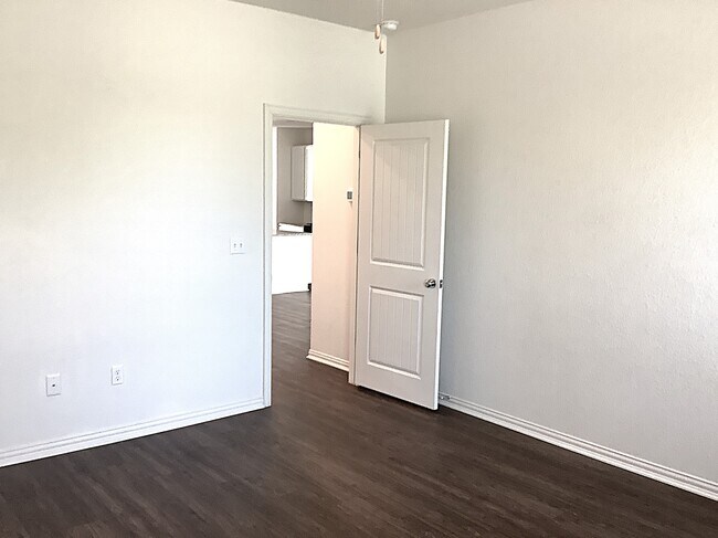 Building Photo - 469 Pebble Bend