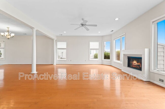Building Photo - 9468 Bay Front Dr