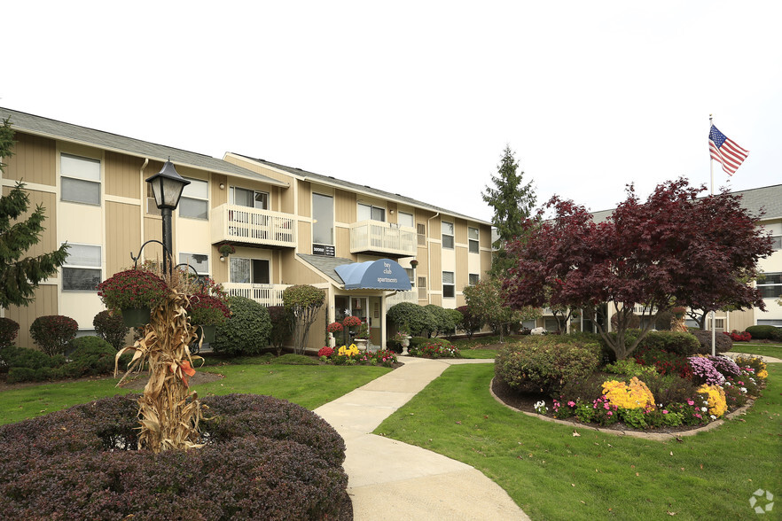 Courtyard - Bay Club Apartments