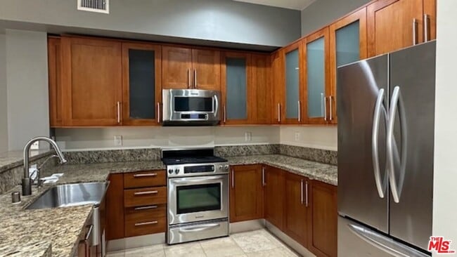 Building Photo - 2020 Holly Dr
