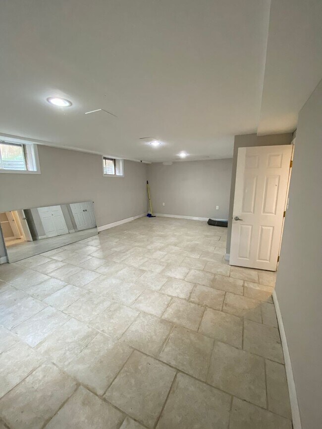 Building Photo - Spacious 5Bed/3.5Bath Townhome in Prime To...