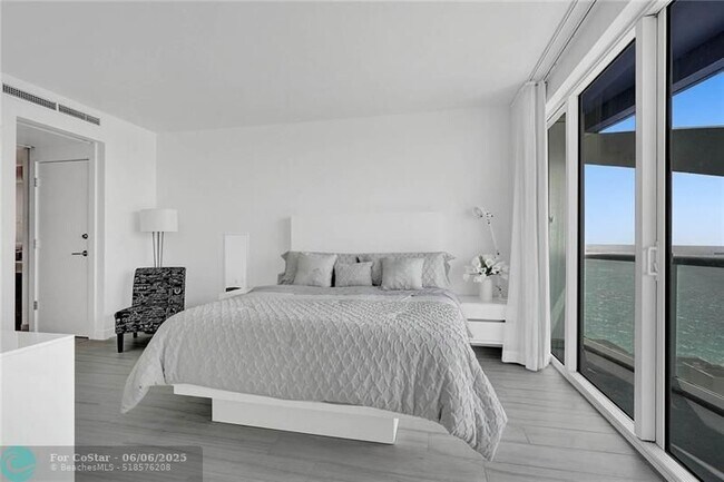 Building Photo - 3101 Bayshore Dr