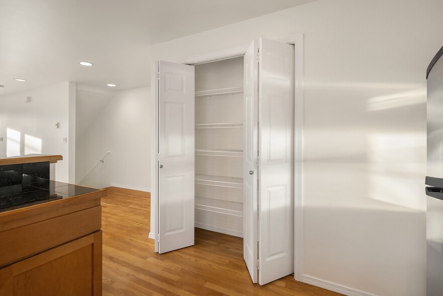 Building Photo - 11708 Greenwood Ave N