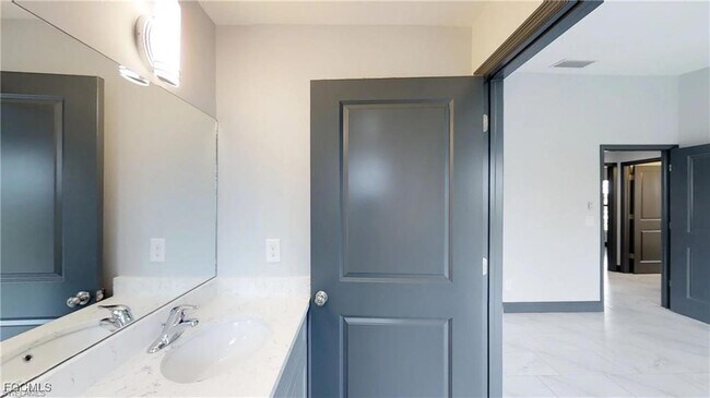 Building Photo - 1313 NE 8th Pl