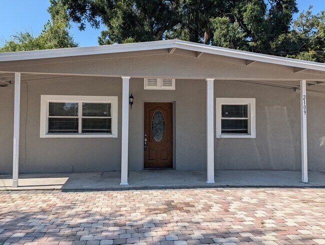 Building Photo - 2109 E Bougainvillea Ave
