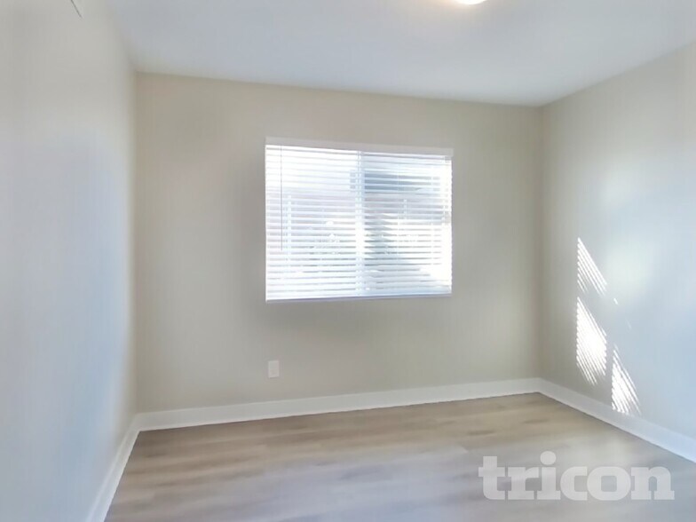 Building Photo - 1346 Woodvale Dr