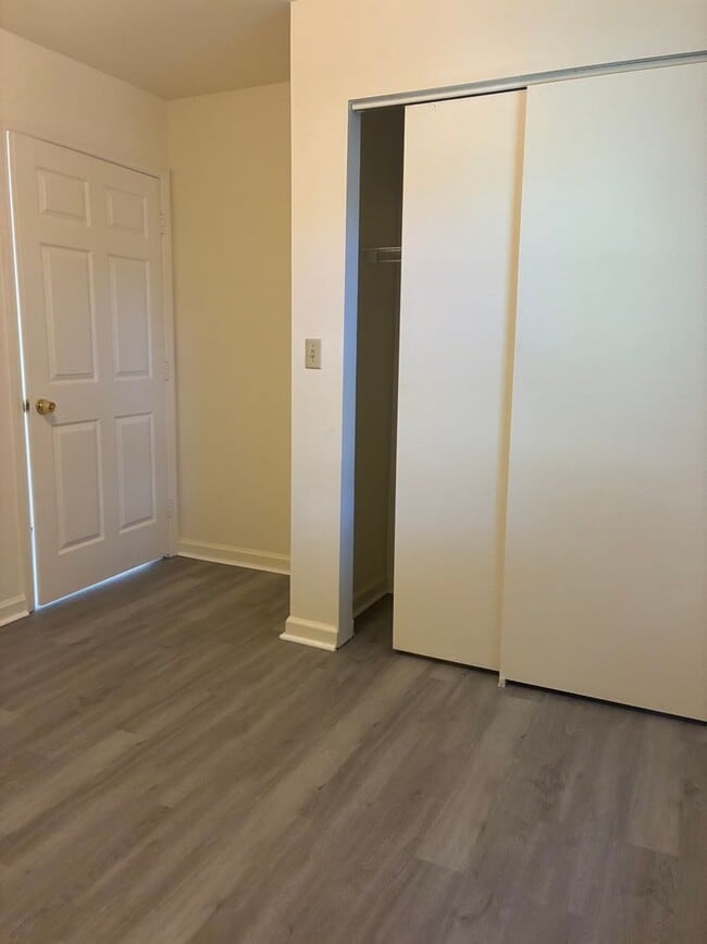 Building Photo - Bright & Spacious 2BR Top-Floor Apartment ...