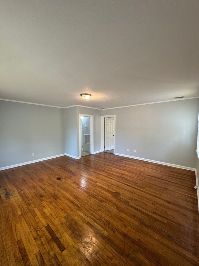 Building Photo - Freshly Renovated 3/2 Single Family in Wes...