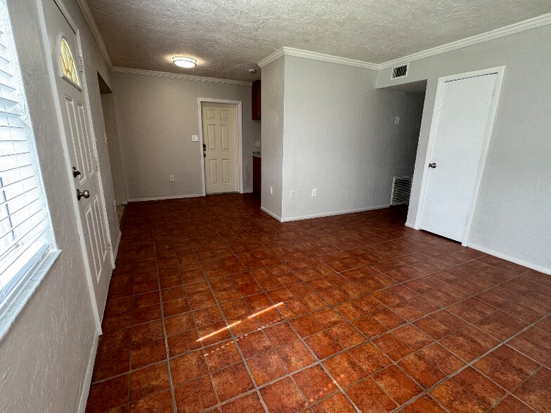 Building Photo - 2932 N Orange Ave