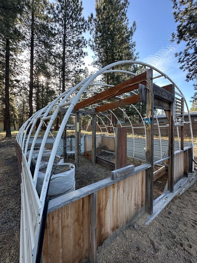 Building Photo - Adorable home in La Pine area, 1.5 acres fully fenced!!