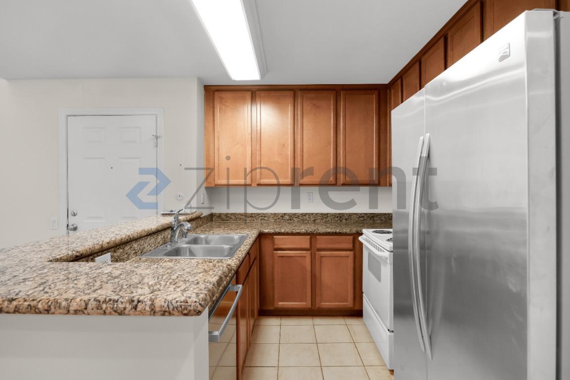 Building Photo - Unit 226