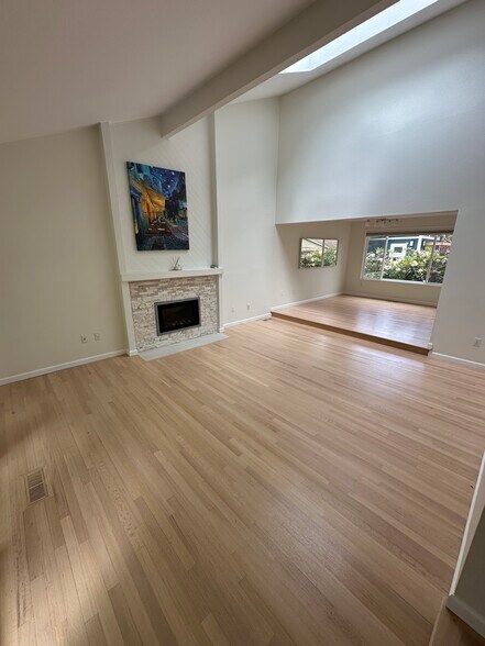 Building Photo - 11204 NE 58th Pl