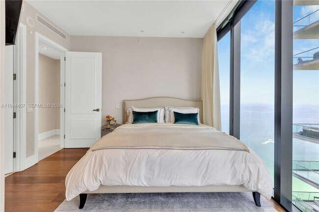 Building Photo - 18555 Collins Ave