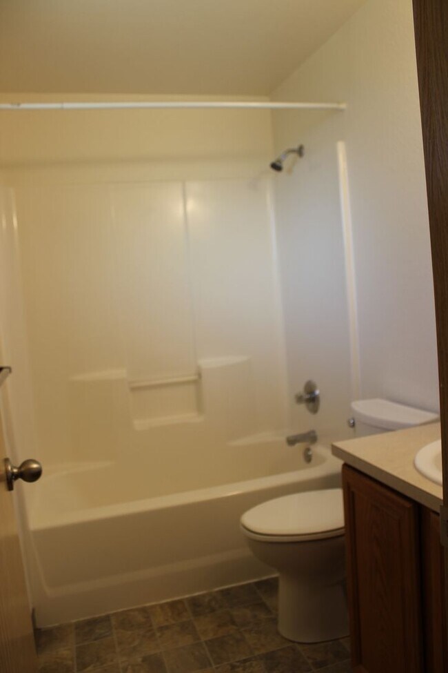 Building Photo - 252 NE Palomar Ct