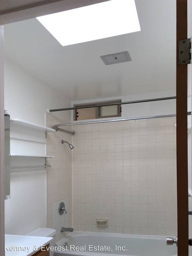 Building Photo - 2 br, 1 bath House - 2701 Ridge Rd #304