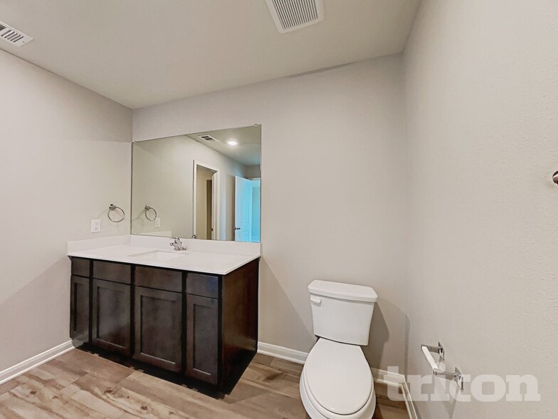 Building Photo - 824 Clark Dr