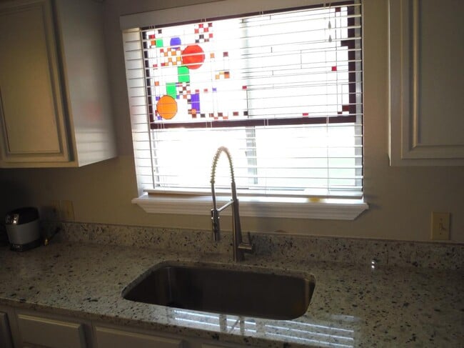 Building Photo - 816 E Texas St