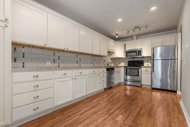 Building Photo - Bright 2 Bedroom Townhouse with Creek Views and Excellent Commuter Location