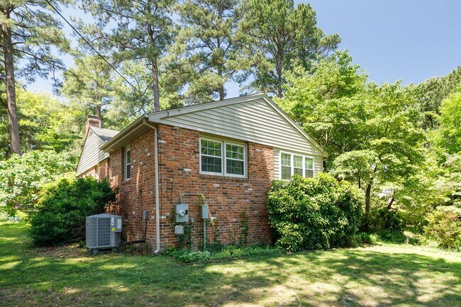 Building Photo - Beautiful Single-Level Home with In-Law Suite and Expansive Yard ***Available Early August 2026***