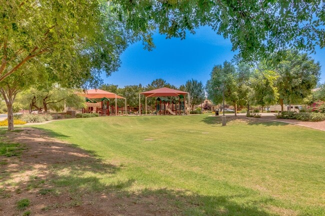 Building Photo - Lovely home in cul-de-sac lot with fenced pool!