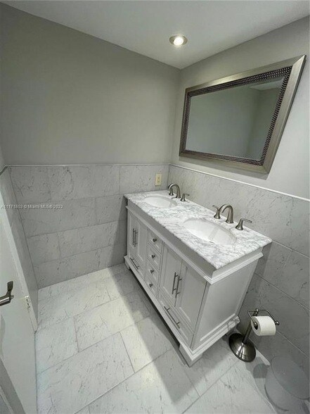 Building Photo - 3100 N Palm Aire Dr