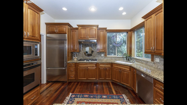 Shared chef’s kitchen with gas stove and electric oven. - 1404 SW Dickinson Ln